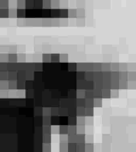 Traditioneller Trachtenhut hängt an einer Holzlehne